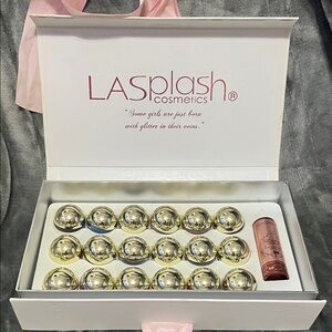 Box Set Includes 18 Mineral Eye Shadow Pigments & One Primer.